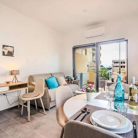Always Traveling Near The Center - Happy Apartment